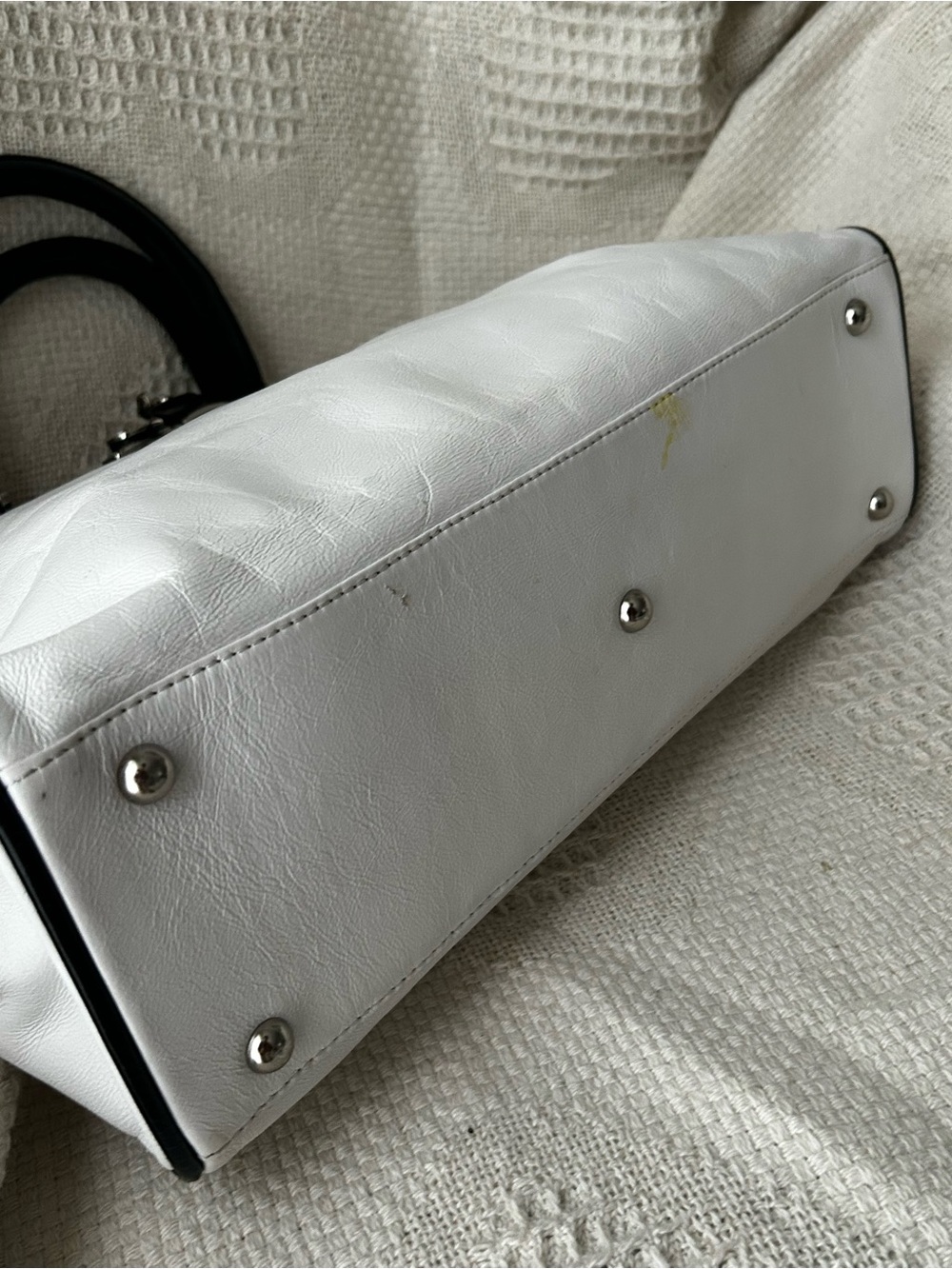 Danier Classic Two-Tone White and Black Top-Handle Leather Bag - Picture 4 of 6